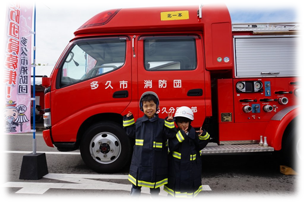 消防服や防火服を着て消防車両と記念撮影